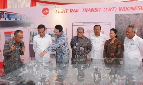 Presiden Jokowi meninjau maket LRT saat grounbreaking di Jakarta, Rabu (9/9).