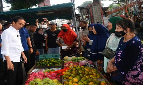 Presiden Jokowi meninjau Pasar Palmerah, Jakarta Pusat, Senin (26/6/2023). Survei Populi Center sebut 44,9 persen masyarakat tak dukung Jokowi cawe-cawe di 2024.