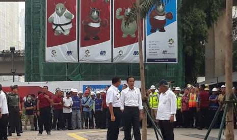 Presiden Jokowi meninjau pedestrian di sepanjang Jalan Jenderal Soedirman, Jakarta, Kamis (2/8).  Ia tampak didampingi oleh Menteri PUPR Basuki Hadimuljono dan Gubernur DKI Jakarta Anies Baswedan.