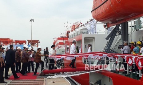 Presiden Jokowi meninjau pelabuhan Manyar di Gresik yang terintegrasi dengan kawasan industri JIIPE, Jumat (9/3).