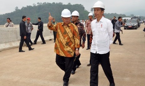 Presiden Jokowi meninjau pembangunan jalan tol Semarang-Solo.