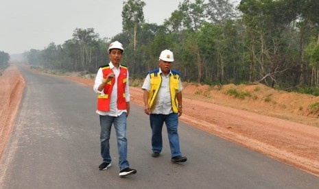 Presiden Jokowi meninjau pengerjaan ruas jalan Trans Papua di kilometer 84 ruas Jalan Merauke-Sota, Kabupaten Merauke. Foto: Laily Rachev - Biro Pers Setpres