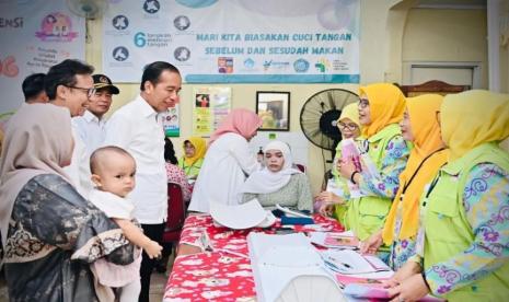 Presiden Jokowi meninjau penimbangan badan balita di Posyandu Kusumawijaya, Kelurahan Kebon Pedes, Kota Bogor, Jawa Barat, Selasa (11/6/2024).