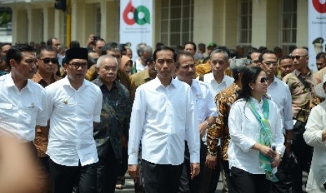 Presiden Jokowi meninjau persiapan Konferensi Asia Afrika (KAA) di kawasan Gedung Merdeka, Bandung, Kamis (16/4).