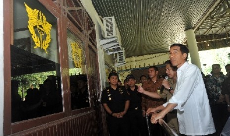 Presiden Jokowi meninjau Pos Pemeriksaan Lintas Batas Entikong di Kabupaten Sanggau, Kalbar, Rabu (21/1).