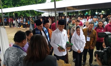 Presiden Jokowi meninjau program Mekaar di Bekasi, Jumat (25/1). 