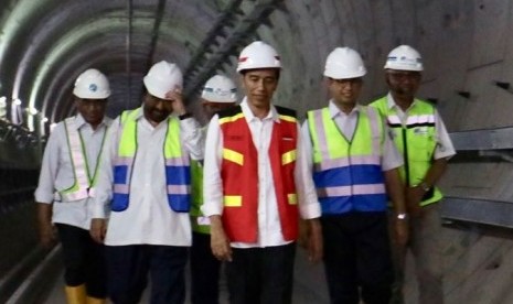 President Joko Widodo inspects MRT construction project at Senayan area, Jakarta, on Wednesday (March 7). Transportation Minister Budi Karya Sumadi, Jakarta's Governor Anies Baswedan, National Democrat Party general chairman Surya Paloh, and PT MRT Jakarta's CEO William P Sabandar accompanied the president.