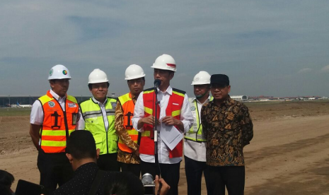 Presiden Jokowi meninjau proyek pengerjaan runway di terminal III Bandara Soekarno Hatta, Kamis (21/6). 