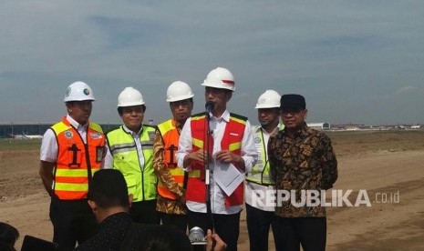 Presiden Jokowi meninjau proyek pengerjaan runway di terminal III Bandara Soekarno Hatta, Kamis (21/6).