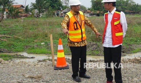 Presiden Jokowi meninjau proyek pengerjaan runway di terminal III Bandara Soekarno Hatta, Kamis (21/6).