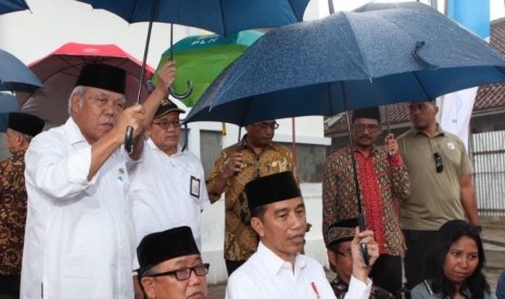  Presiden Jokowi meninjau Rusun Pondok Pesantren Darul Arqom di Garut, Jawa Barat, Kamis (18/1).