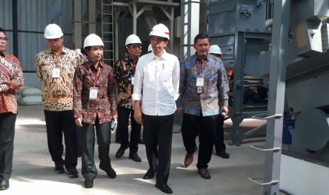 Presiden Jokowi meninjau Sentra Pengolahan Beras Terpadu (SPBT) Sliyeg, Kabupaten Indramayu, Kamis (7/6).