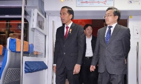 Presiden Jokowi meninjau transportasi massal yerintegerasi di Stasiun Dong Zhi Men, Beijing, Kamis (26/4).