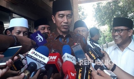 Presiden Jokowi menjabat pertanyaan wartawan usai shalat jumat di Masjid Istiqlal, Jumat (2/3). 