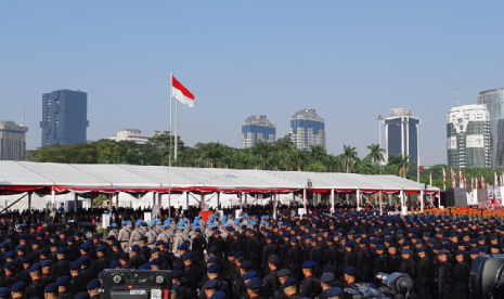 Presiden Jokowi menjadi inspektur upacara dalam upacara peringatan HUT ke-73 Bhayangkara di kawasan Monumen Nasional, Rabu (10/7). 