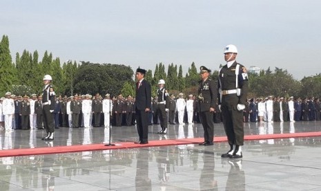 Presiden Jokowi menjadi inspektur upacara Hari Pahlawan di TMP Kalibata