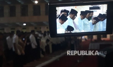 Presiden Jokowi menjalankan salat tarawih pertama di Masjid Istiqlal, Rabu (16/5). 