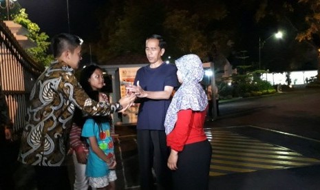 Presiden Jokowi menjamu sejumlah warga yang berada di Jalan Malioboro, di Istana Kepresidenan Yogyakarta serta mengajak foto bersama, Ahad (31/12)