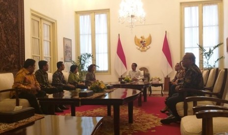 Presiden Jokowi menerima Panitia Seleksi (Pansel) Calon Pimpinan KPK 2019 - 2023 di Istana Merdeka, Senin (17/6). 