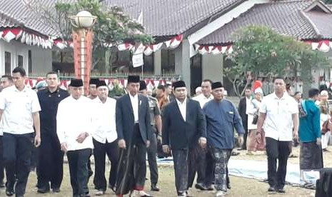 Presiden Jokowi menunaikan ibadah shalat Idul Adha di lapangan Tegar Beriman, Pemkab Bogor, Jawa Barat, Rabu (22/8). 