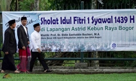 Presiden Jokowi menunaikan shalat Idulfitri di Lapangan Astrid, Kebun Raya Bogor, Jumat (16/6).  