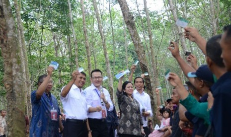 Presiden Jokowi menunjukkan Kartu Indonesia Sehat.