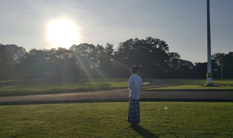 Presiden jokowi menyaksikan gerhana matahari di Istana Bogor, Rabu (9/3).