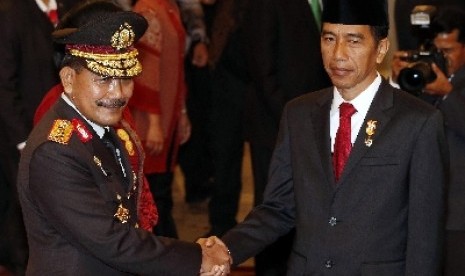 Presiden Jokowi menyalami Kapolri Jenderal Badrodin haiti.