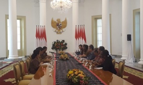 Presiden Jokowi menyambut kedatangan Presiden Bank Dunia, Jim Yong Kim, di Istana Kepresidenan, Rabu (4/7).