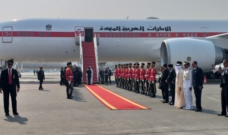 Presiden Jokowi menyambut kedatangan Putra Mahkota Sheikh Mohammed bin Zayed al-Nahyan di Bandara Soekarno Hatta, Rabu (24/7).