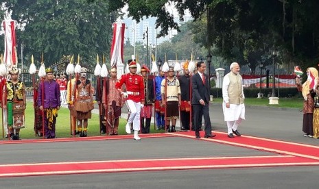 Presiden Jokowi menyambut kehadiran PM India Narendra Modi di halaman Istana Merdeka, Jakarta Pusat, Rabu (30/5).  