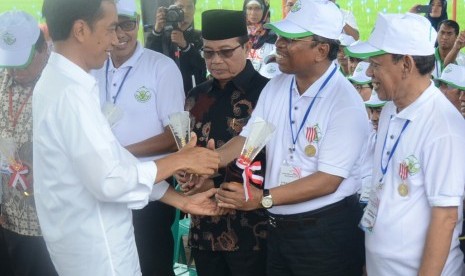  Presiden Jokowi menyerahkan penghargaan Adhikarya Pangan Nusantara, di Kab. Subang, Jabar, Jumat (26/12).