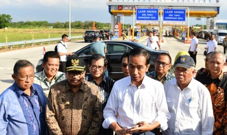 Presiden Jokowi meresmikan Tol Gempol-Pasuruan, Jawa Timur, Jumat (22/6).