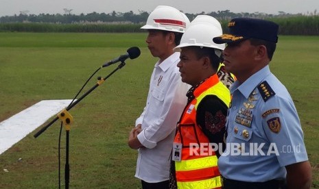 Presiden Jokowi meresmikan dimulainya pembangunan Bandara Jenderal Soedirman di Purbalingga, Senin (23/4). Pembangunan sarana bandara akan dilakukan ole PT Angkasa Pura II yang alsn menggelontorkan dan Rp 350 miliar. 