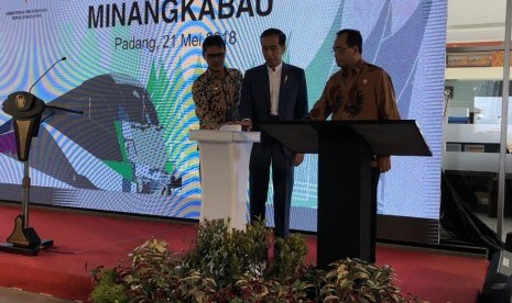 Presiden Jokowi meresmikan kereta api Bandara Internasional Minangkabau di Padang Pariaman, Senin (21/5). 