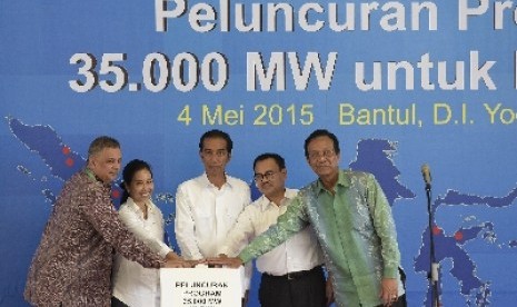 Presiden Jokowi meresmikan proyek listrik 35 ribu MW.