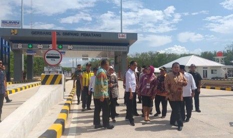 Presiden Jokowi resmikan ruas tol Terbanggi Besar-Pematang Panggang-Kayu Agung, Lampung, Jumat (15/11). 