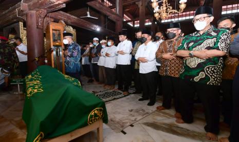 Sejumlah Tokoh Kenang Sosok Buya Syafii dalam Takziah Virtual. Foto: Presiden Jokowi saat bertakziah dan menyampaikan belasungkawa wafatnya almarhum Buya Syafii Maarif di Masjid Gedhe Kauman, Yogyakarta, Jumat (27/5).