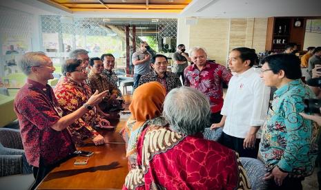 Presiden Jokowi saat bertemu dengan teman-temannya semasa kuliah di Fakultas Kehutanan, UGM. Jokowi bertemu dengan teman-temannya di kawasan Ambarukmo, Sleman, Ahad (16/10).