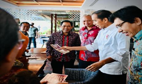 Presiden Jokowi saat bertemu dengan teman-temannya semasa kuliah di Fakultas Kehutanan, UGM. Jokowi bertemu dengan teman-temannya di kawasan Ambarukmo, Sleman, Ahad (16/10).