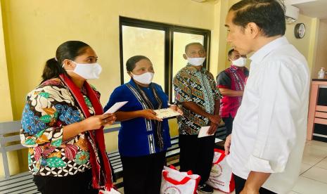 Presiden Jokowi saat memberikan BLT BBM di kantor pos di Saumlaki, Tanimbar Selatan, Maluku, Jumat (2/9/2022). Kementerian Sosial memperbaiki DTKS secara berkala agar BLT bisa tepat sasaran..