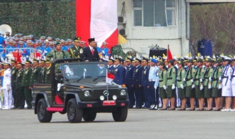 Presiden Jokowi saat memeriksa pasukan di HUT TNI ke-70 di Pantai Indah Kiat, Cilegon, Senin (5/10).