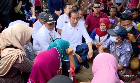 Presiden Jokowi saat menemui warga terdampak tsunami di Lampung Selatan.