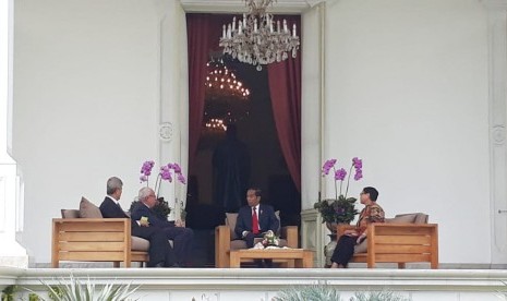 Presiden Jokowi saat menerima kunjungan Menteri Luar Negeri Palestina Riyad al-Maliki dan Dubes Palestina untuk Indonesia, Zuhair Al Shun di Istana Merdeka, Jakarta, Senin (15/10).