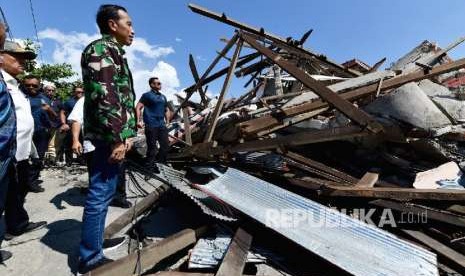 Presiden Jokowi saat meninjau lokasi bencana gempa dan tsunami di Palu, Sulawesi Tengah