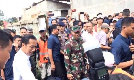 Presiden Jokowi saat meninjau penanganan bencana tsunami di Banten, Senin (24/12).