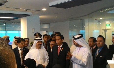 Presiden Jokowi saat meninjau perusahaan Dubai Alumunium, di Dubai, UEA, Senin (14/9).