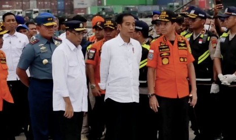 Presiden Jokowi saat meninjau posko evakuasi musibah kecelakaan pesawat JT 610 di Tanjung Priok, Jakarta Utara