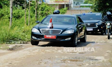 Presiden Jokowi saat meninjau ruas jalan di Provinsi Lampung, Jumat (5/5) pada pukul 10.30 WIB du Jalan Terusan Ryacudu Kabupaten Lampung Selatan.