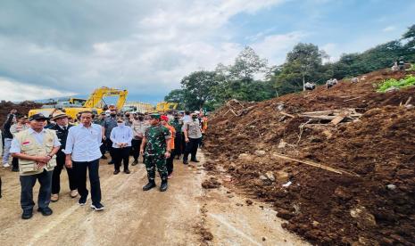 Presiden Jokowi saat meninjau wilayah terdampak bencana gempa bumi di Kabupaten Cianjur, Jawa Barat, Selasa (22/11). Presiden Jokowi sebut pemerintah beri bantuan perbaikan rumah terdampak gempa Cianjur.